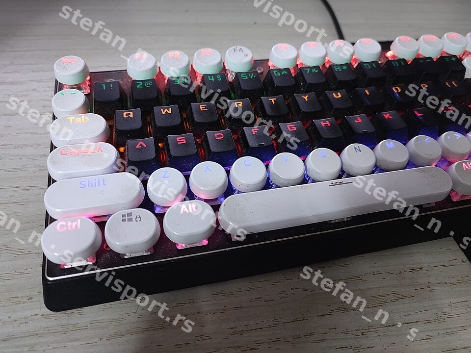 Prodajem Tastatura mehanička - nekorišćeno